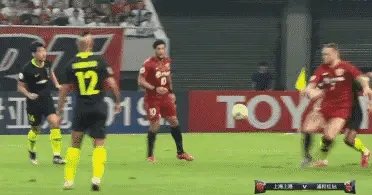 亚冠上港2-2浦和红宝石,日本的第一个进球是颜骏凌的锅还是犯规?哈桑执法公平吗?