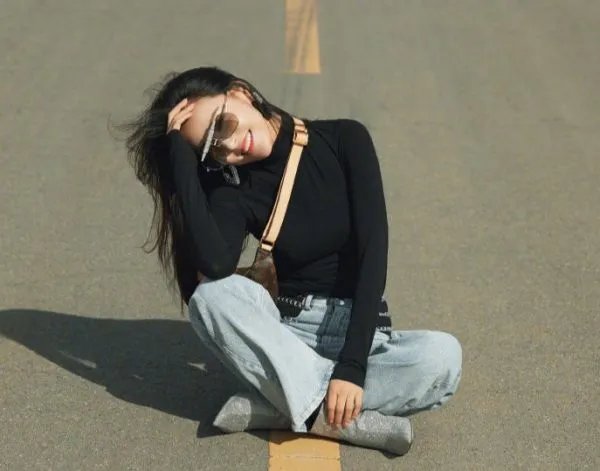 明星贾青在公路中拍照被警方警告批评，对此你怎么看？
