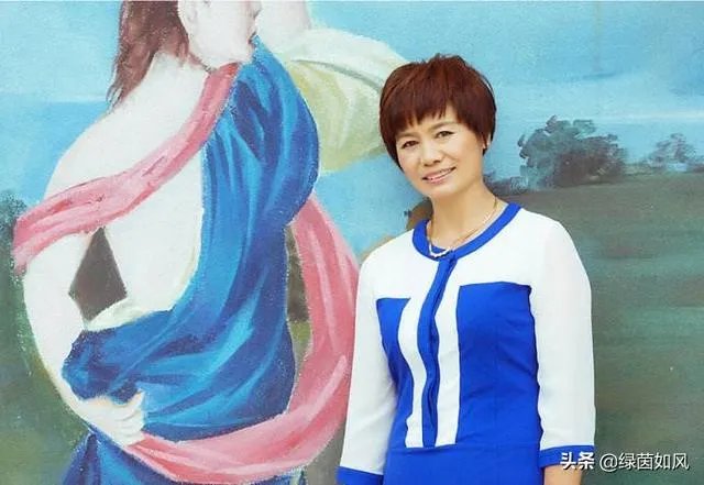 支付宝赞助中国女足发布会上，站在女足队员中间的蓝衣女士是谁？为什么可以站在C位？