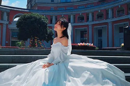 2019年邓家佳与丈夫离婚,离婚对她意味着什么?