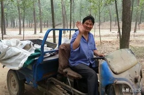 大衣哥家门被踹、村民借钱不还，他为什么还不离开农村？
