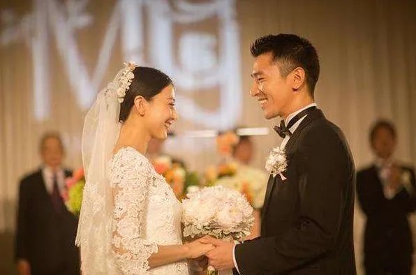 江珊嫁给了小15岁的男友张博,姐弟恋会幸福吗?