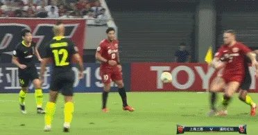 亚冠上港2-2浦和红宝石,日本的第一个进球是颜骏凌的锅还是犯规?哈桑执法公平吗?
