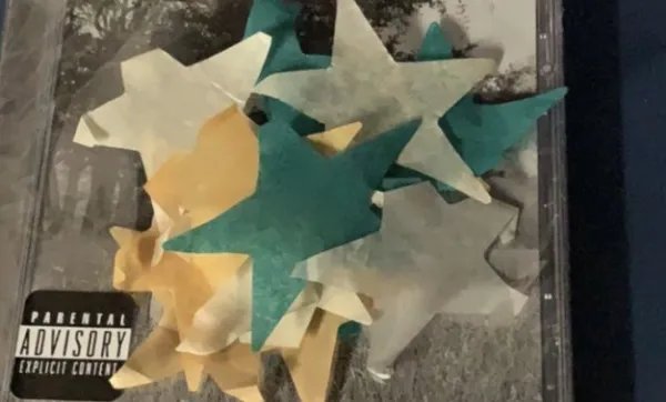 霉霉folklore签名专签的是普通版的吗?官网送的星星?是什么?