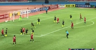 亚冠上港2-2浦和红宝石,日本的第一个进球是颜骏凌的锅还是犯规?哈桑执法公平吗?