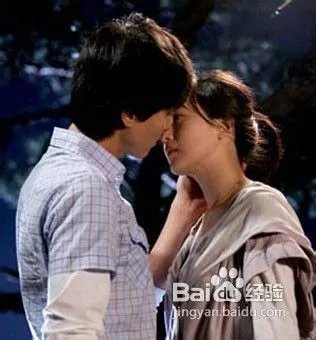 男女如何接吻?
