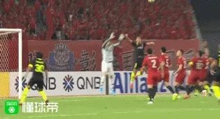 亚冠上港2-2浦和红宝石,日本的第一个进球是颜骏凌的锅还是犯规?哈桑执法公平吗?