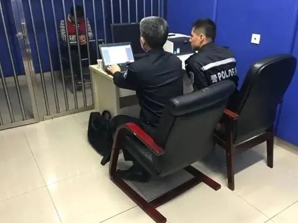 江苏一女子网购32次买真退假被抓,将会承担怎样的法律责任?