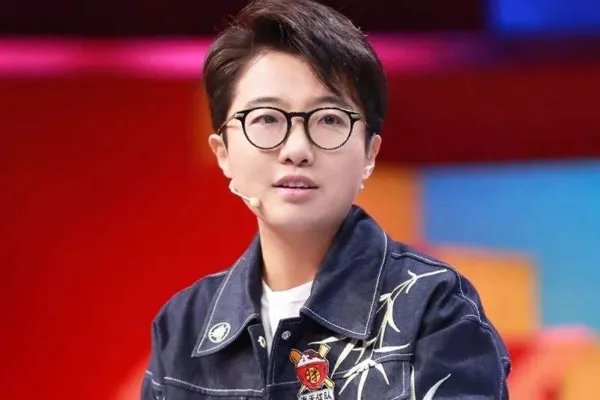奇葩说里面的邱晨她是香港人吗?