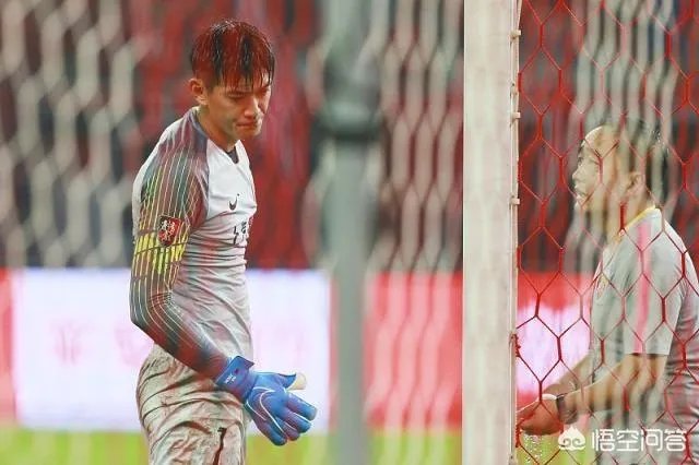 亚冠上港2-2浦和红宝石,日本的第一个进球是颜骏凌的锅还是犯规?哈桑执法公平吗?