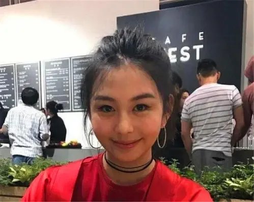 邱淑贞大女儿沈月近照出炉,这个姑娘如今出落成什么模样了?