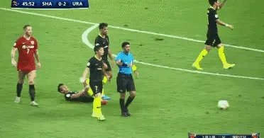 亚冠上港2-2浦和红宝石,日本的第一个进球是颜骏凌的锅还是犯规?哈桑执法公平吗?