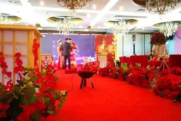 婚礼现场放录播仪式新人台下吃席,当事人对于这场婚礼的态度是怎样的呢?
