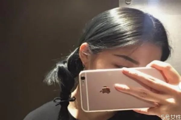 蓝黑色掉色后是什么颜色 蓝黑色头发褪色后图片